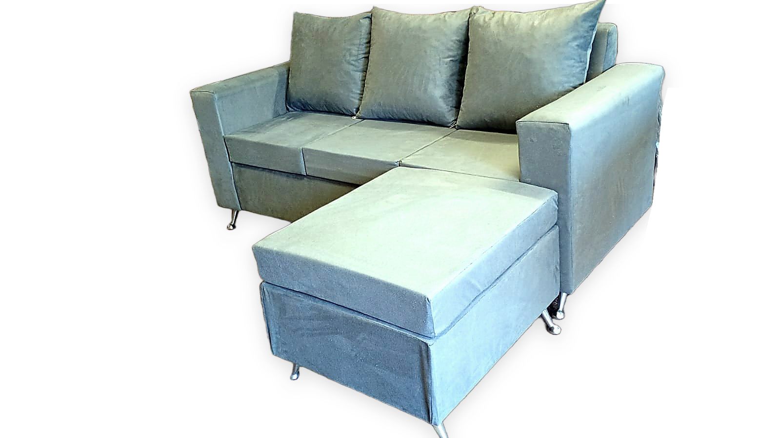 Sillón gris con banqueta sobre fondo blanco